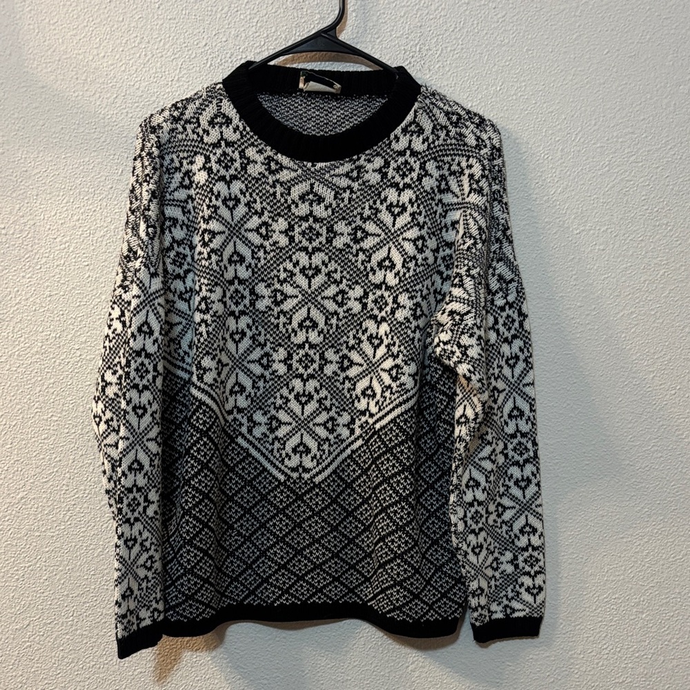 VTG  Separate Issue Black and White Patterned Sweater